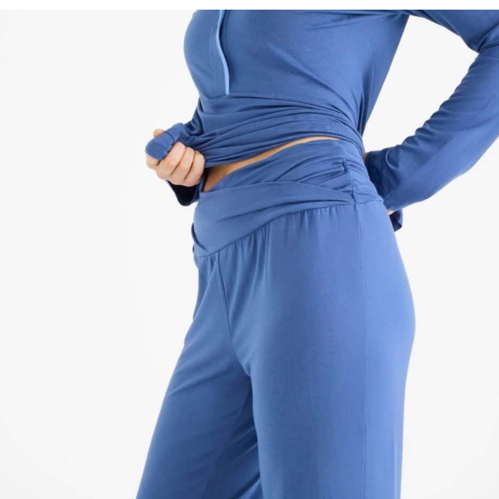 Magnetic Me Women's Blue Flower Pajama Set - Picture 3 of 5